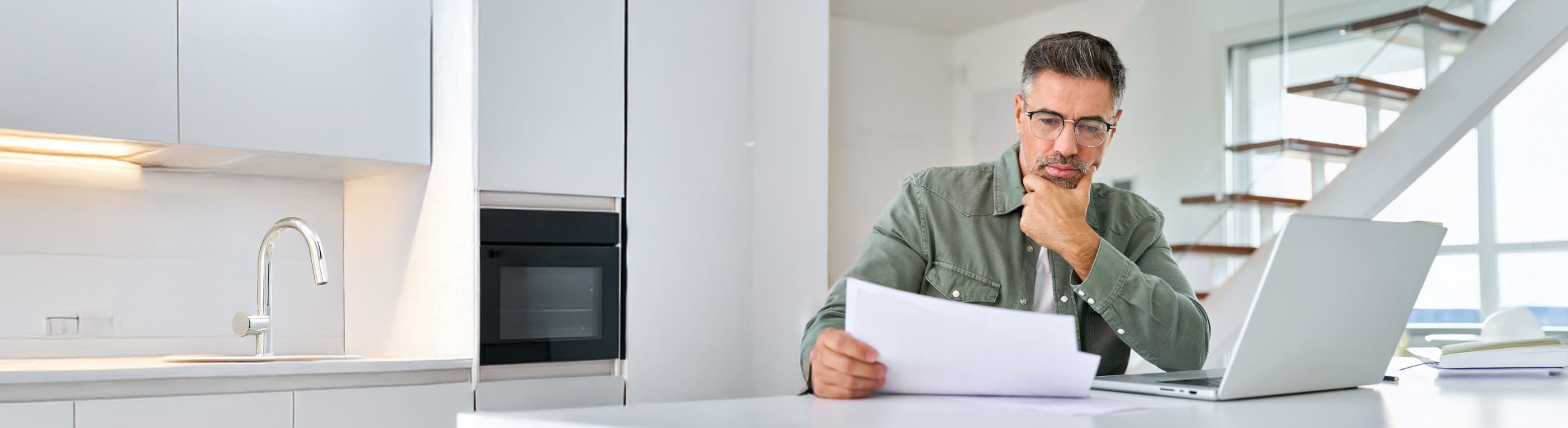 Küchenfachverkäufer ließt ein Vertragsangebot