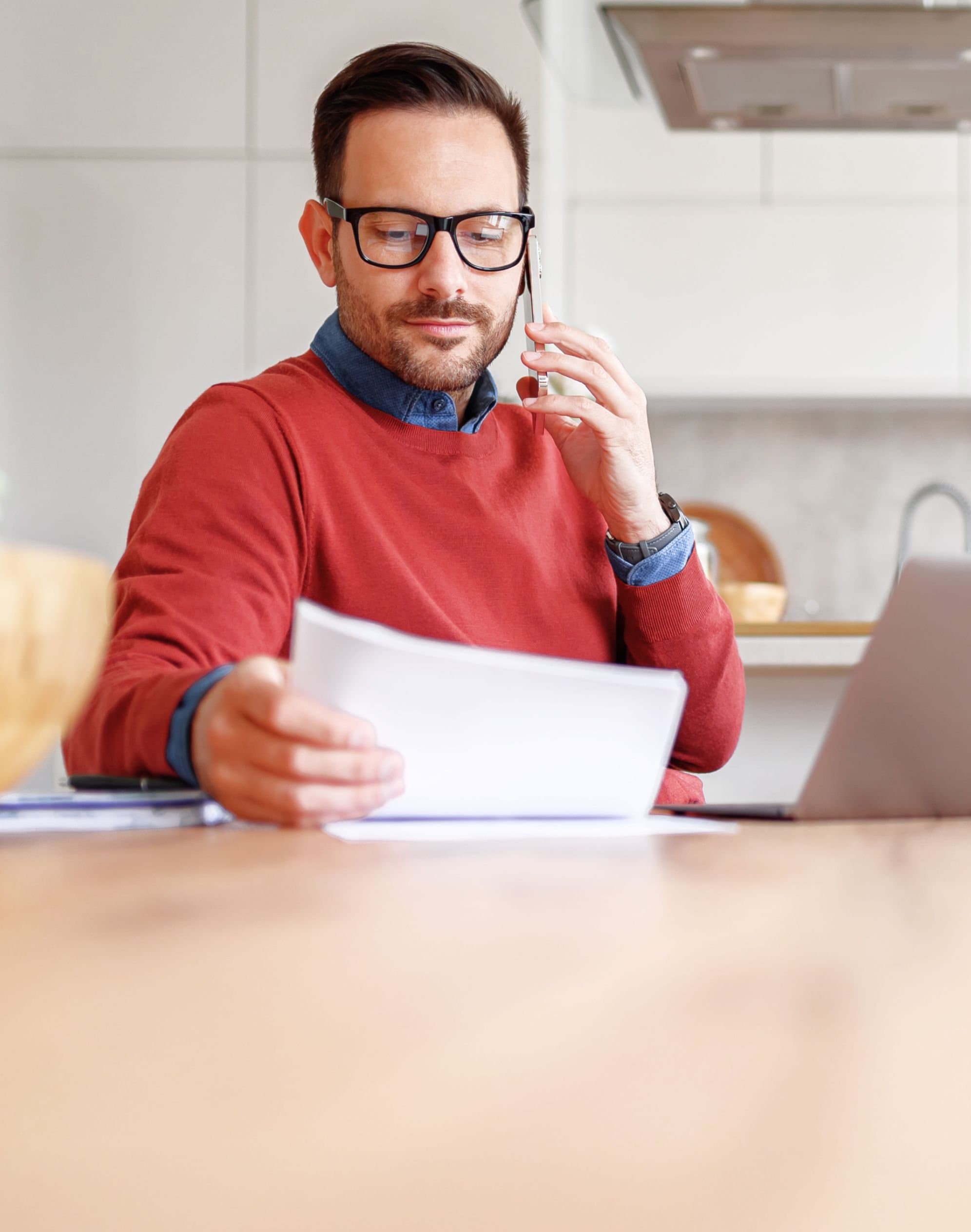 Küchenfachverkäufer telefoniert